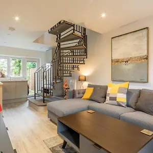  Apartment Delightful Duplex - 2 Mins To Station